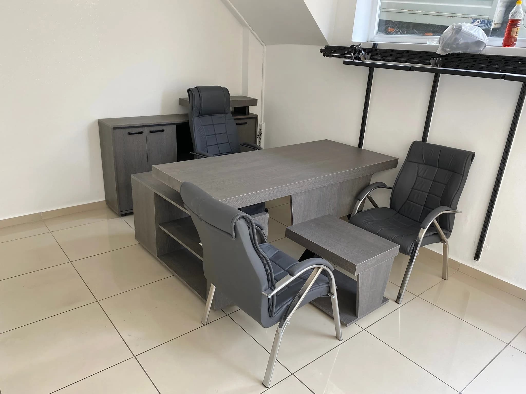 Teslim edilip kurulumu yapılan ofis mobilyaları