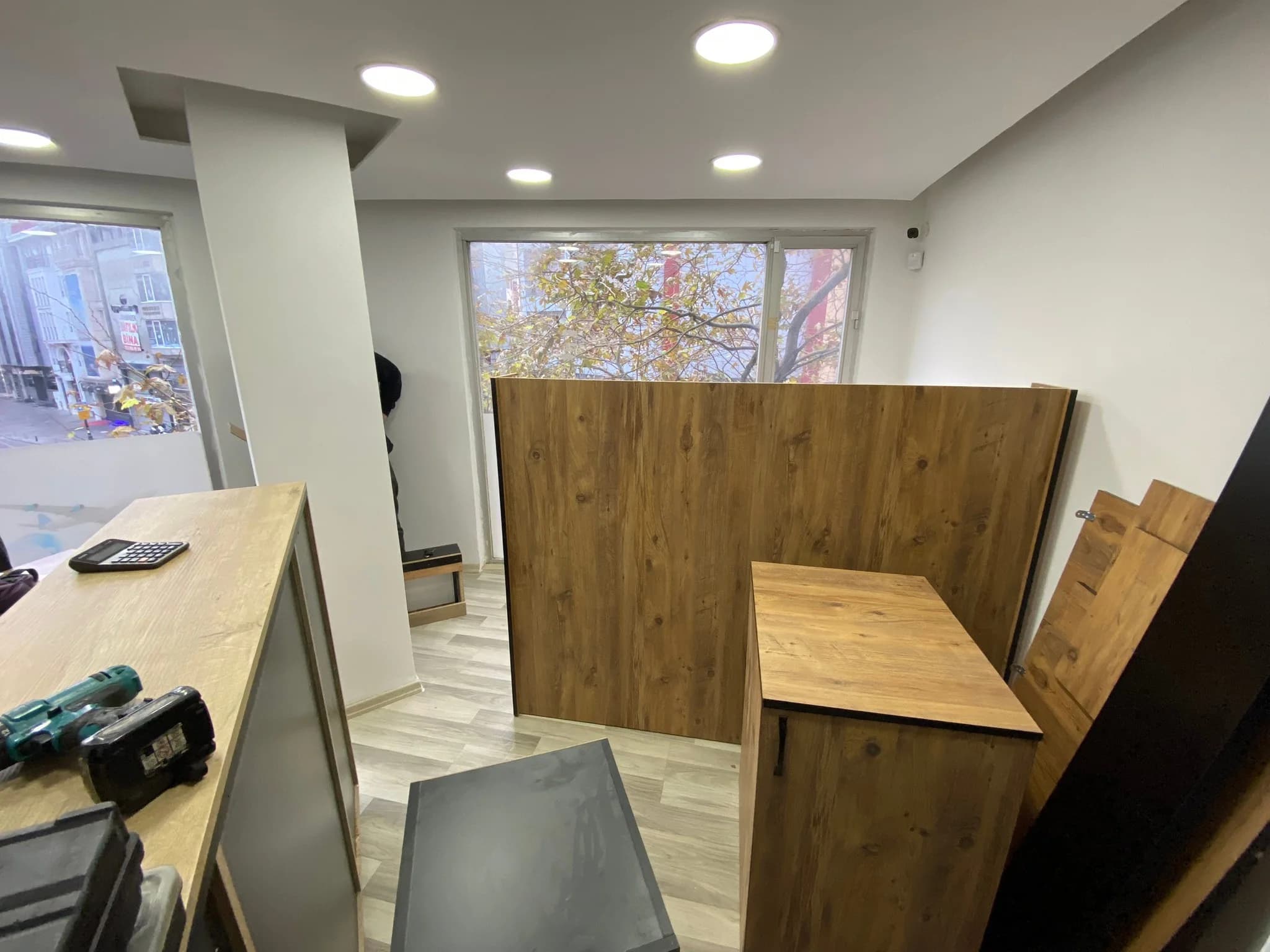 Teslim edilip kurulumu yapılan ofis mobilyaları