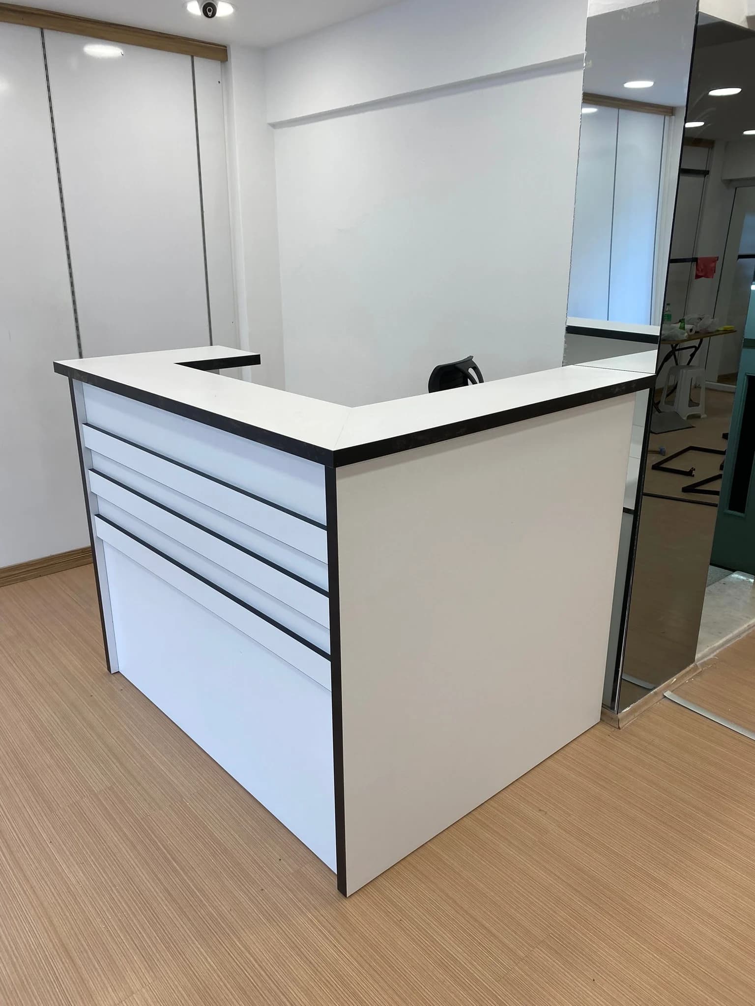 Teslim edilip kurulumu yapılan ofis mobilyaları
