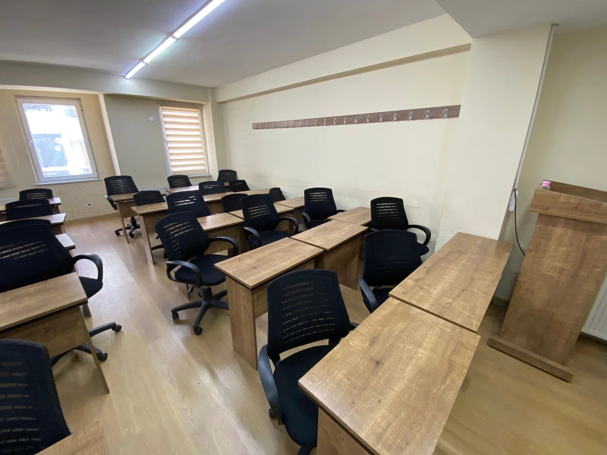Teslim edilip kurulumu yapılan ofis mobilyaları